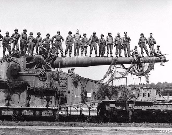 Với kích thước "khủng", siêu pháo Schwerer Gustav sẽ được lính Đức tháo rời rồi vận chuyển ra mặt trận bằng hệ thống đường ray riêng.