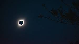 Tuy nhiên, giới khoa học vẫn hiểu rất ít về cách mà khoảnh khắc bóng tối ngắn ngủi này ảnh hưởng đến tầng điện ly (bao phủ vùng trời ở độ cao từ 90 -150 km so với bề mặt Trái đất).