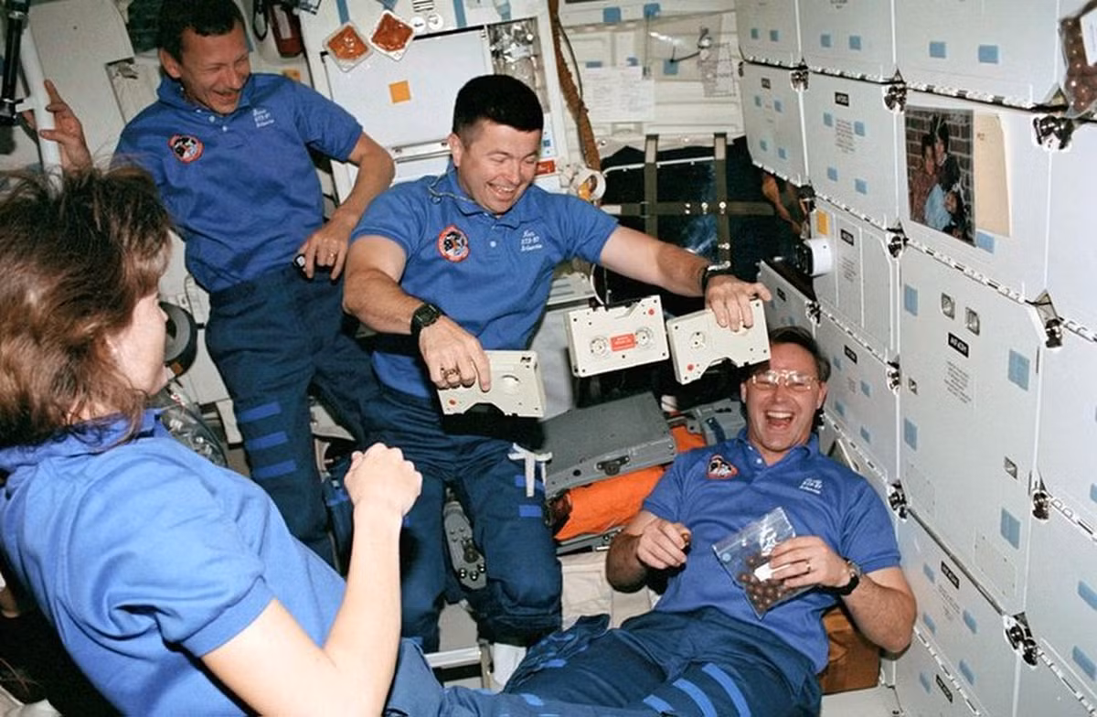 Theo thông tin do Cơ quan Hàng không và Vũ trụ Mỹ (NASA) công bố, các phi hành gia trên ISS được trang bị một lò nướng để làm nóng các bữa ăn nhưng không có tủ lạnh.