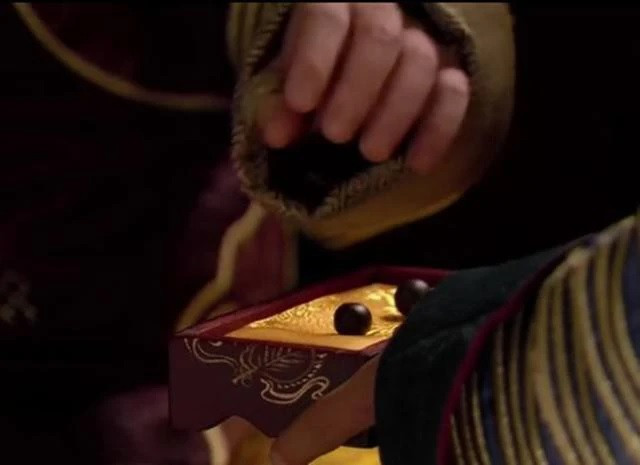 Theo sử sách, Vương Bân là chú của nhà thư pháp nổi tiếng "Thư Thánh" Vương Hi Chi (303-361). Người được hợp táng, chôn cùng Vương Bân là con gái ông - Vương Đan Hổ. Căn cứ nội dung được khắc trên văn bia, Vương Đan Hổ sinh năm 302 và mất năm 360, hưởng thọ 58 tuổi.