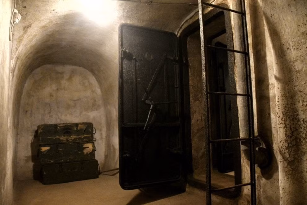 Tuy nhiên, giới chức trách đóng cửa, ngừng đón khách sau 2 năm. Trong những năm tiếp theo, những hầm ngầm bí mật một thời được mở cửa tạm thời.