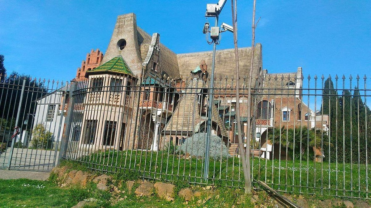 Hầm ngầm bí mật đầu tiên được xây dựng năm 1940. Khi ấy, các kỹ sư, công nhân đã cải tạo một hầm rượu cũ trong khuôn viên dinh thự Villa Torlonia thành hầm ngầm tránh bom dành cho trùm phát xít Mussolini và gia đình.