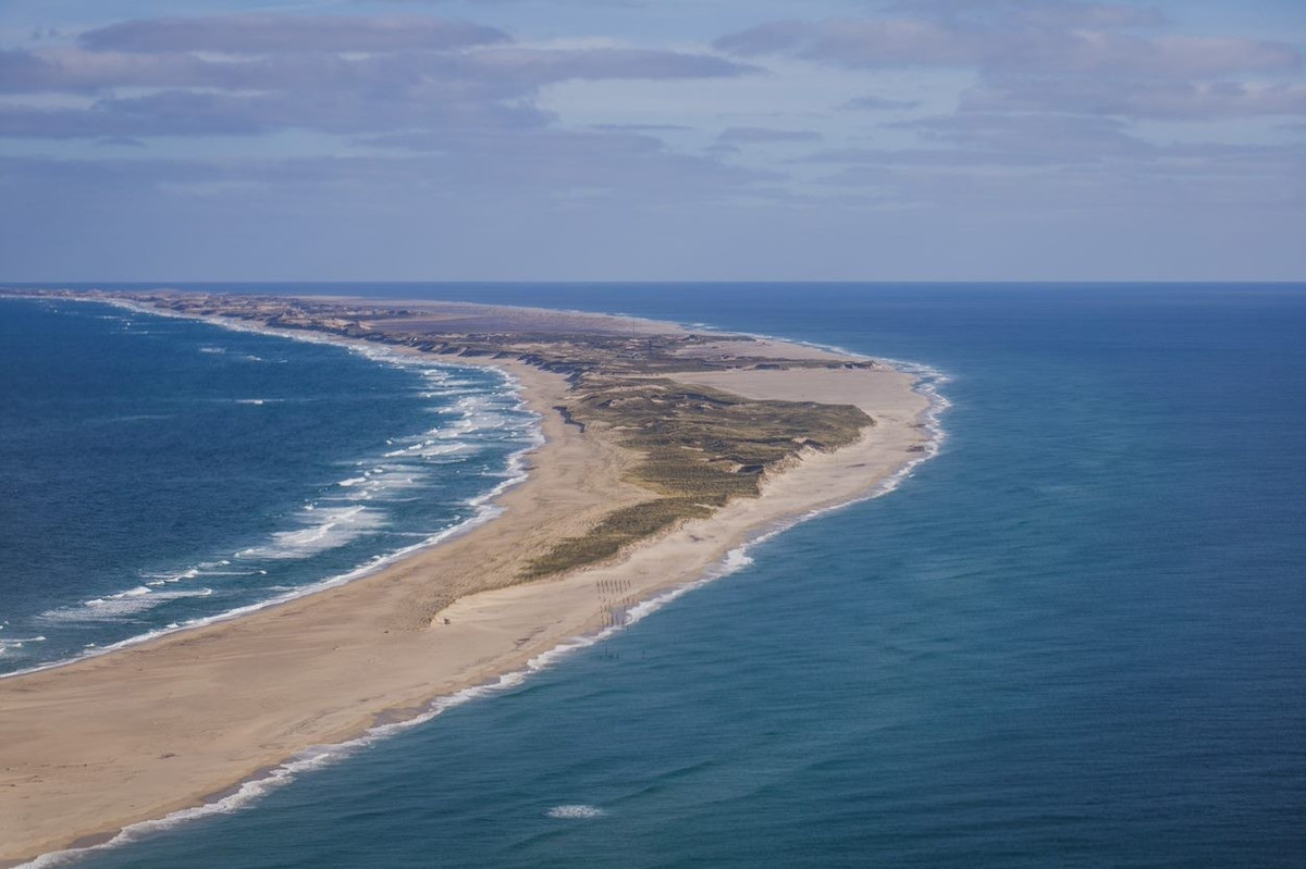 Đảo Sable là một dải cát hẹp kéo dài trông dạng như hình trăng lưỡi liềm nằm trũng ở giữa đại dương rộng lớn. Diện tích bề mặt của đảo khoảng 34 km2. Mặc dù kéo dài gần 42 km nhưng điểm rộng nhất của đảo Sable cũng chỉ khoảng 1,5 km.