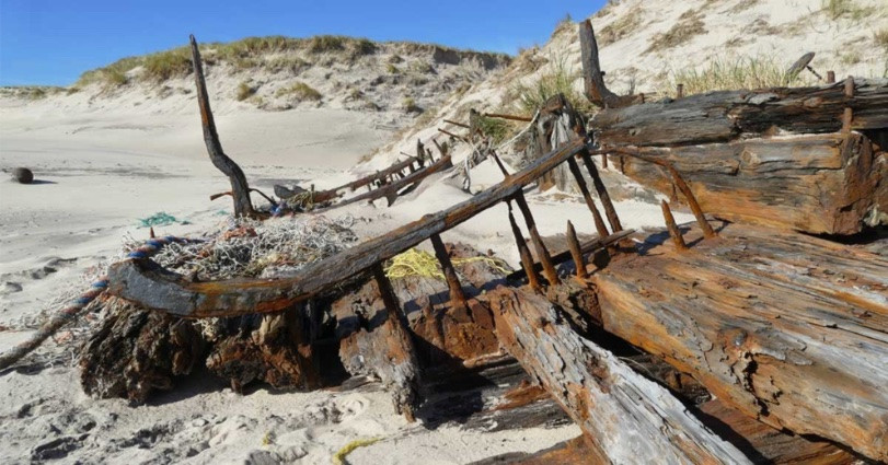 Tiếp đến, dòng hải lưu lạnh Labrador khi chảy từ Bắc Băng Dương qua hòn đảo Sable sẽ kết hợp với dòng biển nóng tạo nên các khối sương mù dày đặc, thậm chí cả những cơn gió cực mạnh.