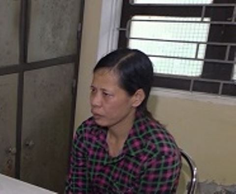 Tại trụ sở cơ quan Công an, Mến đưa ra nhiều bằng chứng ngoại phạm. Mến xác nhận, anh T. có đến nhà mình lấy tiền trúng lô, đề nhưng sau đó đi đâu không rõ. Mến còn cho rằng, anh T. mang trong người số tiền lớn nên có thể bị cướp và phi tang xác. Tiếp tục khai thác từ người thân của Mến, cảnh sát thu thập được thông tin rằng thời gian qua giữa Mến và con trai có nhiều biểu hiện bất thường về tâm lý, có phần hoảng loạn. 