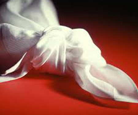 Qua rà soát, được biết chồng bà Mến mới qua đời chưa đầy một tháng trước, trong nhà vẫn còn nhiều vải phin trắng trùng hợp với loại tìm thấy trên thi thể nạn nhân. (Ảnh minh hoạ, nguồn ảnh Internet) 