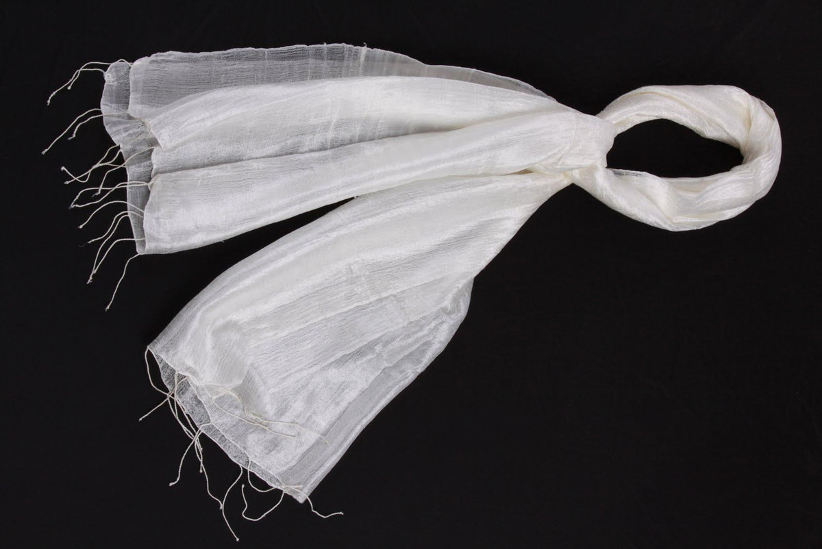 Thời điểm tử vong cụ thể được xác định trong khoảng cuối giờ chiều 20/3/2017. Nguyên nhân tử vong là do ngạt cơ học, cụ thể là ngạt do bị dây siết, thít cổ. Đầu nạn nhân bị trùm kín bằng chiếc áo sơ mi nữ ngắn tay, cổ có một vòng dây buộc lỏng. Sợi dây này là loại vải phin trắng, hay được dùng để làm khăn tang. Loại dây này cũng được dùng để trói cổ tay, cổ chân của nạn nhân. (Ảnh minh hoạ, nguồn ảnh Internet) 