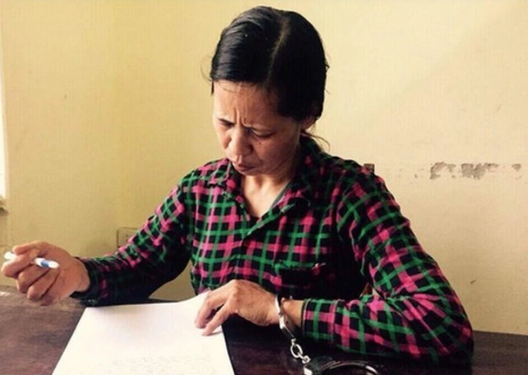 Do không có tiền trả nên hai mẹ con Duy, Mến bàn nhau giết anh T. để quỵt nợ. Chiều 20/3/2017, khi anh T. đến lấy tiền, Duy đã dùng dây vải bện sẵn siết cổ làm anh này ngã úp mặt xuống nền nhà. Duy tiếp tục dùng hai tay kéo dây siết cổ, hai chân đè lên đầu và người đến khi anh T. chết. Sau đó, Duy kéo xác anh T. xuống khu vực nhà kho phía sau, dùng dây vải trói tay, chân và cho vào bao tải. Đến khoảng 22h30 cùng ngày, Duy và Mến dùng xe máy chở xác anh T. ném xuống khu vực cống ông Tuân thuộc thôn 3, xã Thanh Xá (Thanh Hà) để phi tang. 