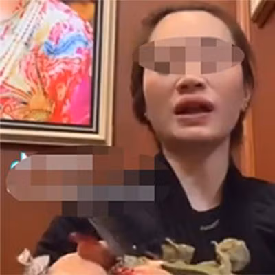  Một số câu của cô đồng gây xôn xao dư luận - "Bản thân lá số tử vi cung mệnh mình rất hợp với cô Chín đấy nhé, lộc con cô đấy! Người của cô, của của cô, gia bản trong tay cô, lộc cô chả thiếu chi chi, lộc cô không thiếu thứ gì đâu ạ. Cô đã thương ai tài lộc cô ban, cô thương ai cô hái lộc trên ngàn cô cho". 