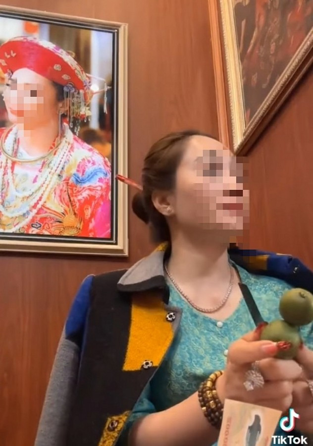 Cô đồng T.H đang sống tại phường Hiến Thành (thị xã Kinh Môn), lấy chồng ở địa phương khác và mới về địa bàn sinh sống. Trước đó, rất nhiều bài đăng, dòng trạng thái, video ngắn… được đăng tải trên mạng xã hội kèm cụm từ “đúng nhận, sai cãi”. Chỉ trong 1 ngày, 4 chữ này trở thành hot trend được rất nhiều người "đu" theo. Thậm chí nhiều bạn trẻ còn cover lại hình ảnh cô đồng với nhiều vật phẩm như bổ quả dưa, bổ quả nhót... 