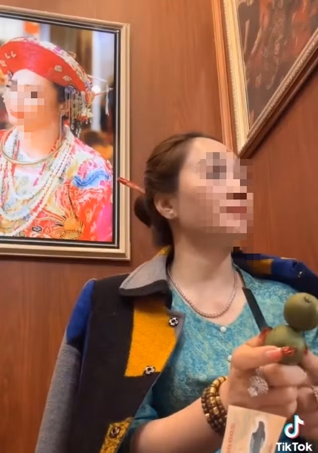 Cô đồng T.H đang sống tại phường Hiến Thành (thị xã Kinh Môn), lấy chồng ở địa phương khác và mới về địa bàn sinh sống. Trước đó, rất nhiều bài đăng, dòng trạng thái, video ngắn… được đăng tải trên mạng xã hội kèm cụm từ “đúng nhận, sai cãi”. Chỉ trong 1 ngày, 4 chữ này trở thành hot trend được rất nhiều người "đu" theo. Thậm chí nhiều bạn trẻ còn cover lại hình ảnh cô đồng với nhiều vật phẩm như bổ quả dưa, bổ quả nhót... 