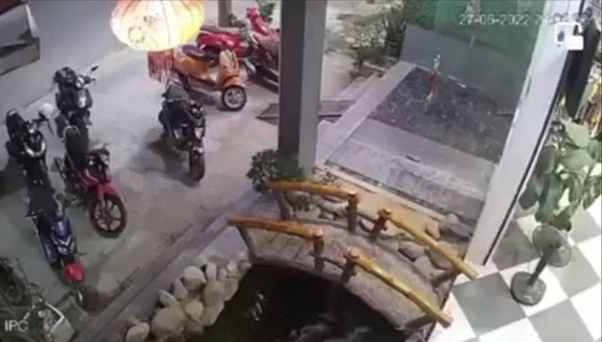 Ngày 27/6/2022, tại quán cà phê trên đường Hùng Vương (tổ dân phố Phong Giang, thị trấn Kiến Giang, huyện Lệ Thủy, Quảng Bình) cũng đã xảy ra vụ việc bé trai 4 tuổi không may ngã xuống hồ cá rồi đuối nước tử vong trong lúc chơi tại quán cà phê.