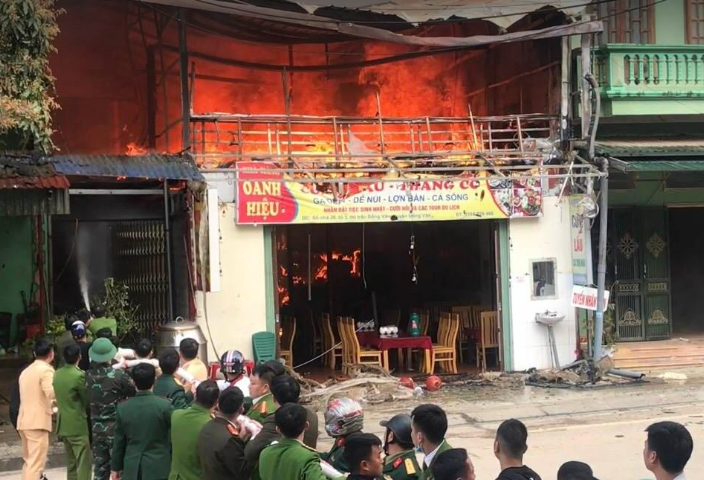 Ha Giang: Hang xom hun thit treo gac bep, nha hang bi thieu rui