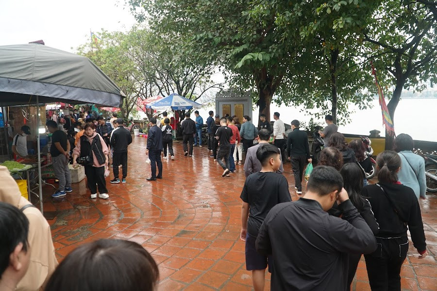 Theo tìm hiểu của phóng viên, dịp rằm tháng Giêng năm nay lượng khách đến Phủ Tây Hồ đông hơn nhiều so với năm ngoái. 