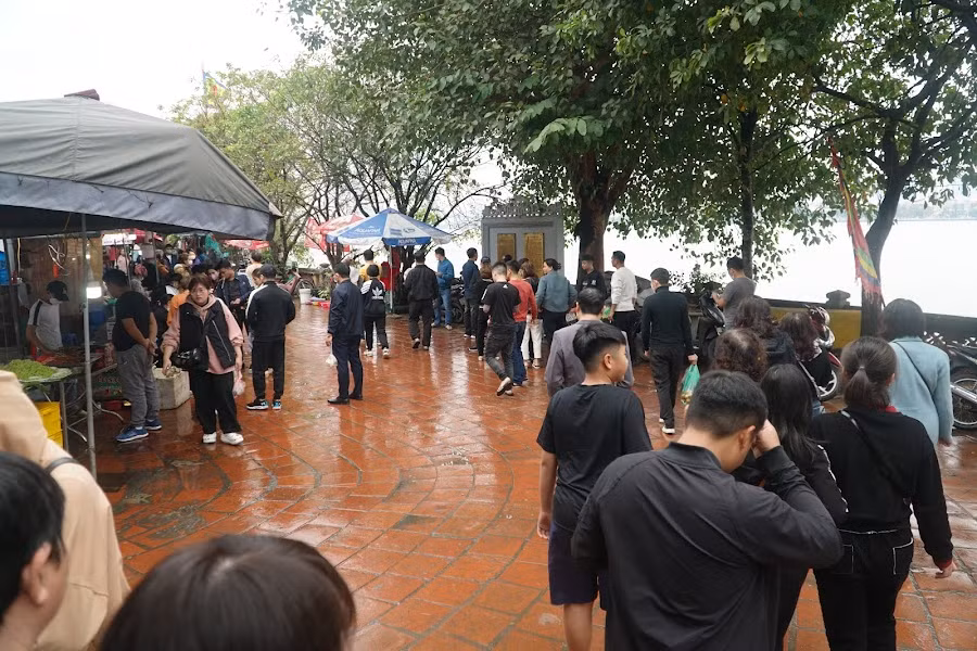 Theo tìm hiểu của phóng viên, dịp rằm tháng Giêng năm nay lượng khách đến Phủ Tây Hồ đông hơn nhiều so với năm ngoái. 