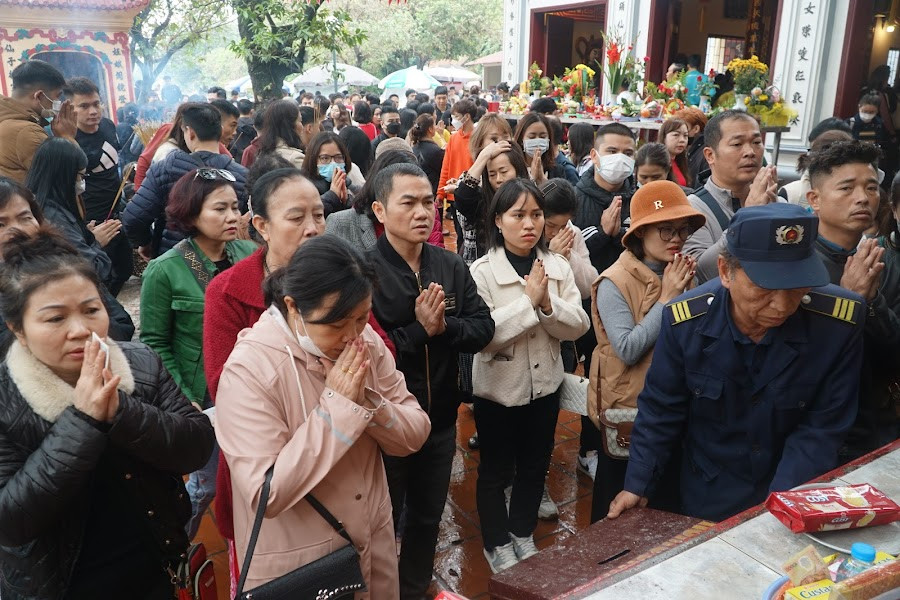 "Đặc biệt chúng tôi luôn nhắc nhở du khách vứt rác đúng nơi quy định, không vứt xuống hồ Tây. Cảnh sát phòng cháy chữa cháy của quận Tây Hồ cũng túc trực để ứng phó với những tình huống xấu có thể xảy ra và nhắc nhở người dân tuân thủ các quy định. Đồng thời, cấm người dân đốt hương bên trong nơi thờ tự để hạn chế nguy cơ cháy", ông Hồi thông tin.