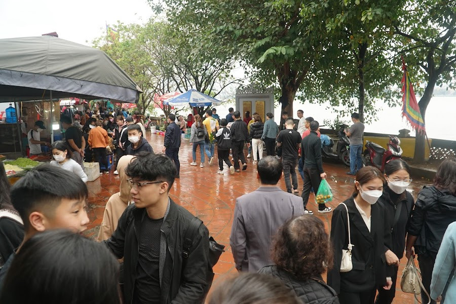 Hàng năm, cứ vào dịp rằm tháng Giêng hàng vạn du khách thập phương đến đây để dâng hương, cầu may mắn, công việc hanh thông thuận lợi và bình an.