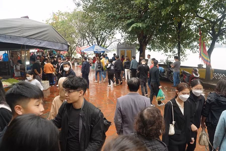 Hàng năm, cứ vào dịp rằm tháng Giêng hàng vạn du khách thập phương đến đây để dâng hương, cầu may mắn, công việc hanh thông thuận lợi và bình an.