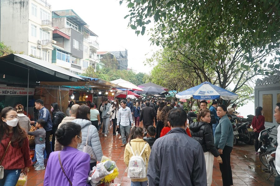 Trên đường đi vào Phủ, các phương tiện tham gia giao thông luôn trong tình trạng nối đuôi nhau. 