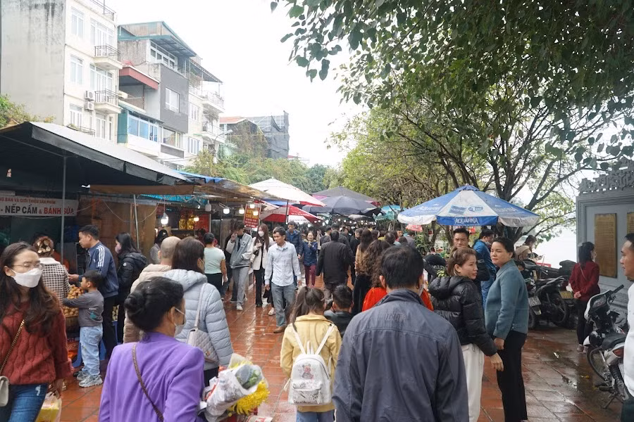 Trên đường đi vào Phủ, các phương tiện tham gia giao thông luôn trong tình trạng nối đuôi nhau. 