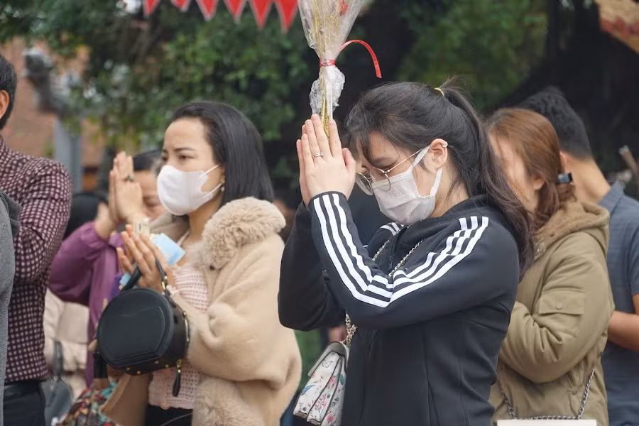 "Ngay từ sáng mùng 1 Tết cho đến mùng 5 Tết và đến rằm tháng Giêng, lượng khách đến với phủ Tây Hồ rất đông. Năm nay công tác phục vụ, an ninh trật tự và vệ sinh môi trường được ban quản lý phối hợp với các đơn vị liên quan để đảm bảo tốt", ông Hồi nói. 