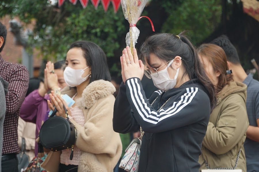 "Ngay từ sáng mùng 1 Tết cho đến mùng 5 Tết và đến rằm tháng Giêng, lượng khách đến với phủ Tây Hồ rất đông. Năm nay công tác phục vụ, an ninh trật tự và vệ sinh môi trường được ban quản lý phối hợp với các đơn vị liên quan để đảm bảo tốt", ông Hồi nói. 