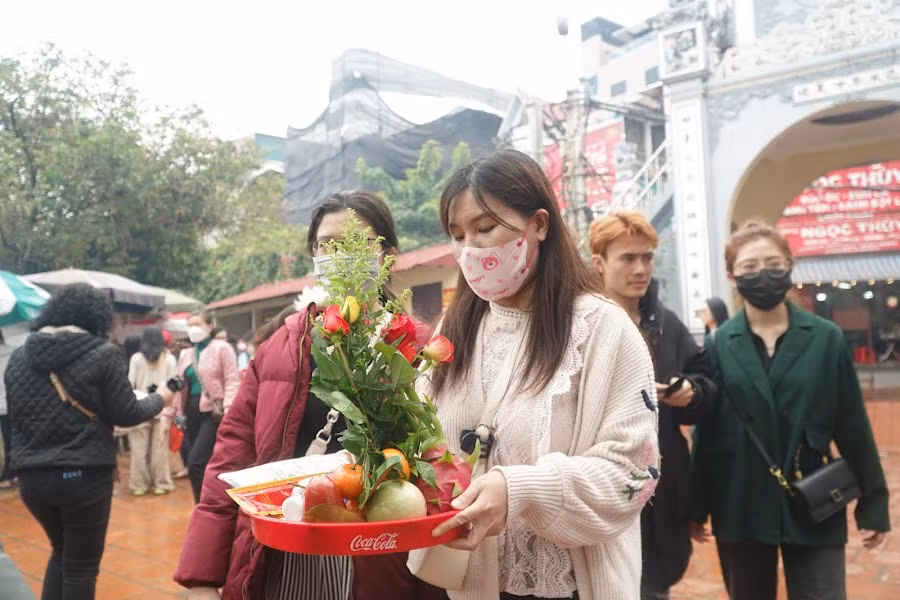 Ngoài ra, tại sân phủ có một cây si cổ thụ cũng đã được công nhận là "cây di sản Việt Nam", và ở kề bên Phủ còn có đền Kim Ngưu thờ Trâu Vàng theo truyền thuyết. 