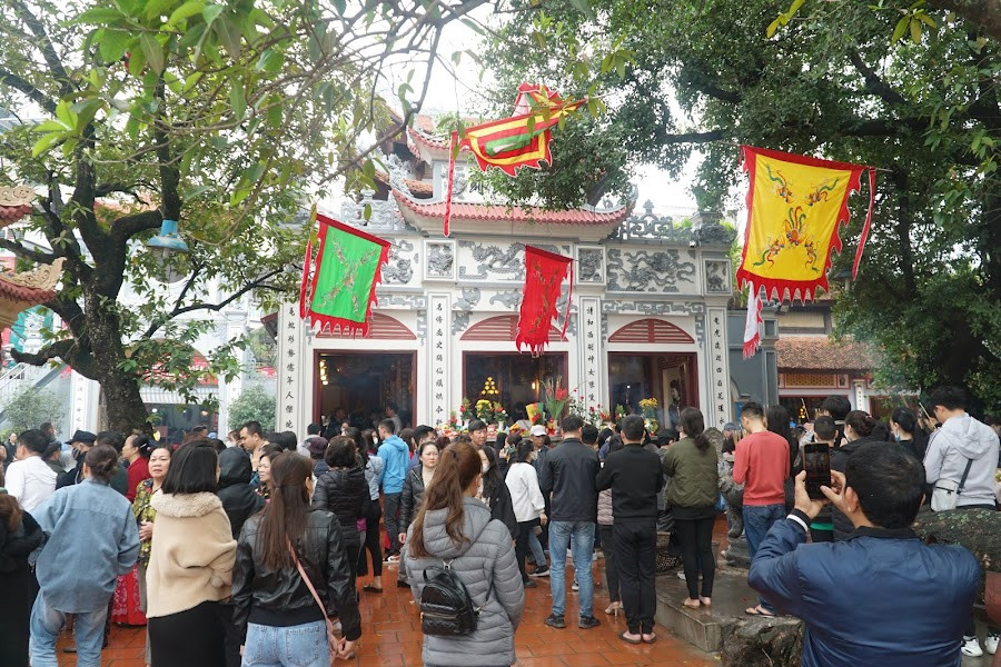 Ông Trương Tiến Hồi - Trưởng tiểu ban quản lý di tích phủ Tây Hồ - cho biết, sau hai năm gián đoạn bởi dịch COVID-19, năm nay người dân được tự do đi lễ nên lượng người đổ về rất đông.