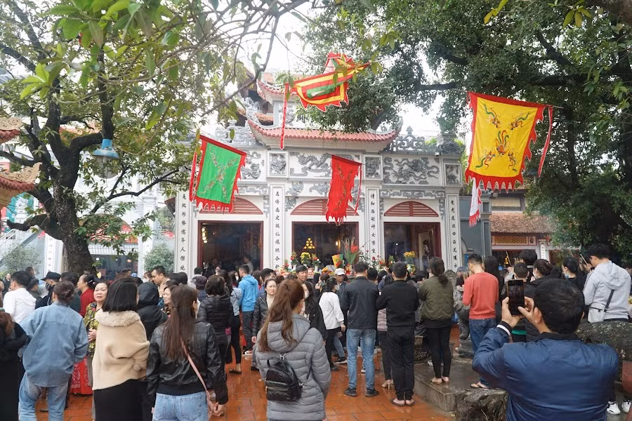 Ông Trương Tiến Hồi - Trưởng tiểu ban quản lý di tích phủ Tây Hồ - cho biết, sau hai năm gián đoạn bởi dịch COVID-19, năm nay người dân được tự do đi lễ nên lượng người đổ về rất đông.