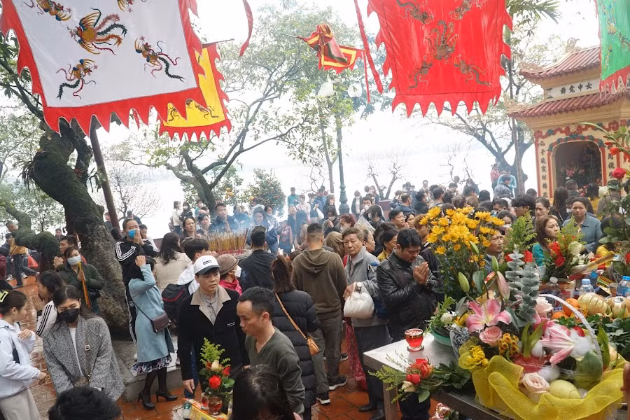 Ban Quản lý Phủ Tây Hồ khuyến cáo người dân khi dâng lễ ngày Rằm xong nên đi về sớm, tránh tụ tập đông người trong khuôn viên phủ. 