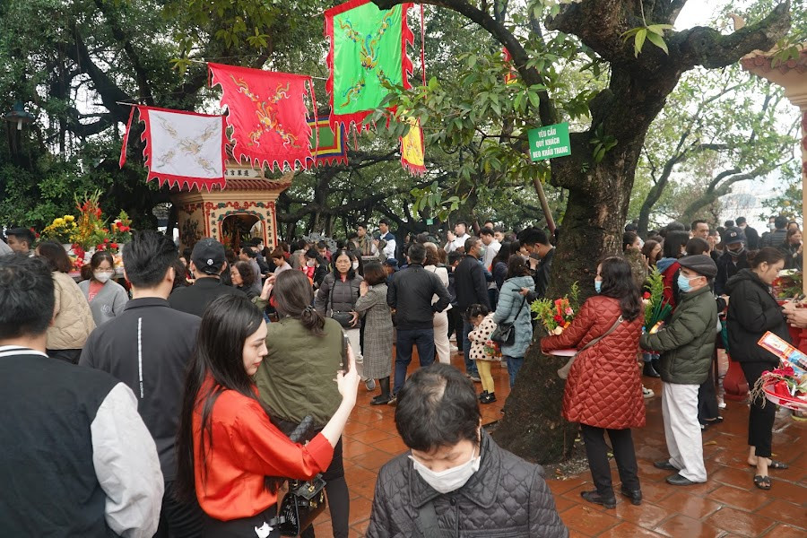 Càng về trưa, người dân đi lễ tại Phủ Tây Hồ càng đông hơn. Du khách đến Phủ Tây Hồ vào Rằm tháng Giêng chủ yếu cầu bình an, bên cạnh đó muốn chiêm ngưỡng Phủ, nơi đã được Bộ Văn hóa (nay là Bộ Văn hóa, Thể thao và Du lịch) cấp bằng di tích Lịch sử-Văn hóa ngày 13 /2/1996.