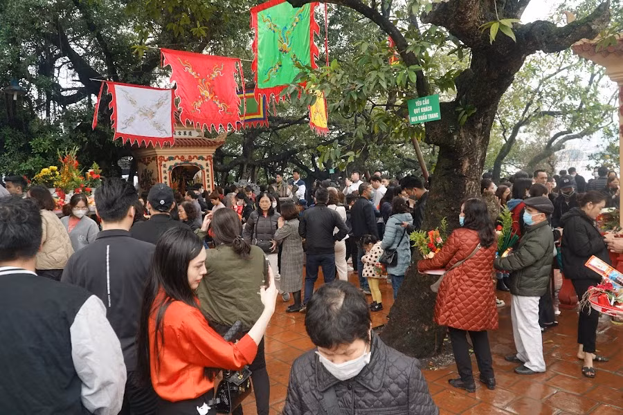 Càng về trưa, người dân đi lễ tại Phủ Tây Hồ càng đông hơn. Du khách đến Phủ Tây Hồ vào Rằm tháng Giêng chủ yếu cầu bình an, bên cạnh đó muốn chiêm ngưỡng Phủ, nơi đã được Bộ Văn hóa (nay là Bộ Văn hóa, Thể thao và Du lịch) cấp bằng di tích Lịch sử-Văn hóa ngày 13 /2/1996.