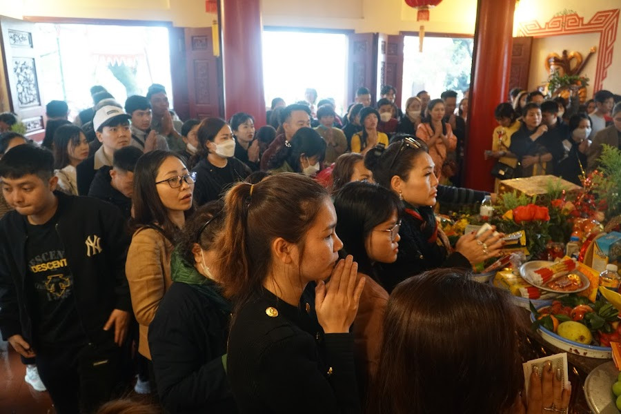 Du khách đến thắp hương cầu bình an, may mắn. 