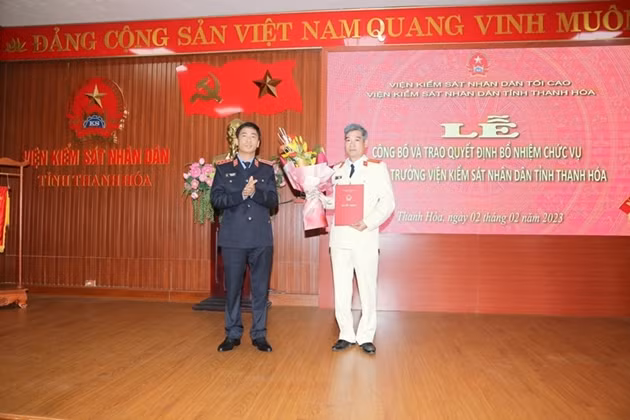 Ngoài ra, trong những ngày sau Tết Nguyên đán 2023, ngành kiểm sát cũng có việc bổ nhiệm 2 Phó Viện trưởng. Cụ thể, ngày 2/2, ông Nguyễn Duy Giảng - Phó Viện trưởng Viện KSND Tối cao, chủ trì buổi lễ công bố quyết định về công tác cán bộ tại Viện KSND tỉnh Thanh Hóa. Theo đó, Viện trưởng Viện KSND tối cao bổ nhiệm ông Lê Đức Tùng - Trưởng phòng Thực hành quyền công tố, kiểm sát xét xử phúc thẩm án hình sự (Phòng 7), Viện KSND tỉnh Thanh Hóa, giữ chức vụ Phó viện trưởng Viện KSND tỉnh Thanh Hóa, thời hạn bổ nhiệm là 5 năm, kể từ ngày 1/2/2023. 