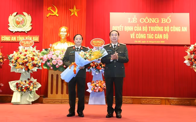 Đồng thời, Thượng tướng Trần Quốc Tỏ cũng thông báo quyết định của Bộ trưởng về việc điều động đại tá Đặng Hồng Đức - Giám đốc Công an tỉnh Yên Bái, đến nhận công tác và giữ chức vụ Chánh văn phòng Bộ Công an kể từ ngày 1/2/2023 thay Trung tướng Tô Ân Xô. 