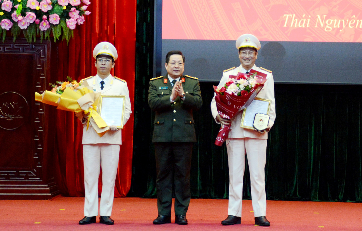 Ngày 31/1, tại Thái Nguyên, đại tá Bùi Đức Hải - Giám đốc Công an tỉnh đã trao quyết định của Bộ trưởng Công an về việc nghỉ công tác chờ hưởng chế độ hưu trí đối với đại tá Đặng Văn Khoa - Phó Giám đốc Công an tỉnh (bên trái); Trao quyết định của Bộ trưởng, bổ nhiệm thượng tá Nguyễn Hoàng Trí Kháng - Trưởng phòng Tham mưu Công an tỉnh giữ chức vụ Phó Giám đốc Công an tỉnh (bên phải), kể từ ngày 1/2/2023.