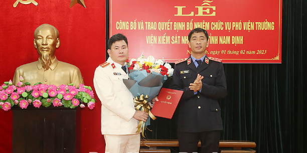 Cũng trong thời gian vừa qua, tại Nam Định, ông Trần Mạnh Đông - Chánh văn phòng Viện KSND tỉnh Nam Định, được bổ nhiệm giữ chức vụ Phó viện trưởng Viện KSND tỉnh Nam Định, thời hạn bổ nhiệm 5 năm, kể từ ngày 1/2/2023. 