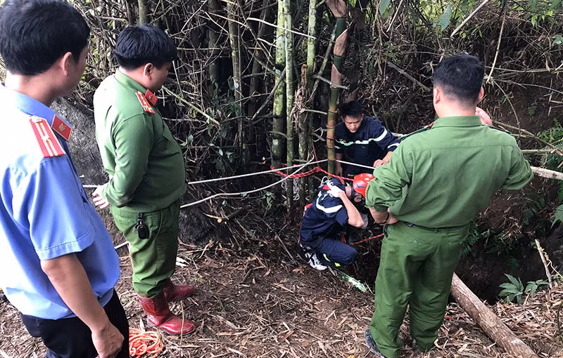  Phát hiện bộ xương người trong núi đá hiểm trở: Chiều tối 16/11/2022, trong khi đi tìm kiếm bò, một số người dân xã Tam Kim (huyện Nguyên Bình, tỉnh Cao Bằng) đã phát hiện một bộ xương người trong hang tại khu vực đồi núi đá Gòi Hẩu thuộc xóm Phai Khắt. Khám nghiệm hiện trường phía trong hang, Công an phát hiện một hộp sọ nghi là của người cùng nhiều phần xương khác lẫn vào các phần xương động vật chứa trong các bao tải. Bộ xương đang trong quá trình mục nát, một số bộ phận đã bị mục nát hoàn toàn. 