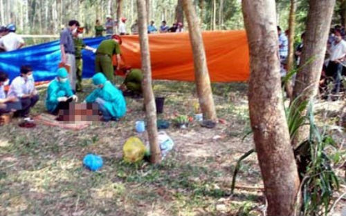 Khi có mặt, Công an huyện Bố Trạch xác định thi thể trên là của nữ giới, đang mang thai ở những tháng cuối cùng. Hiện trường vụ việc là một nơi vắng vẻ, ít người qua lại, chính vì thế bước đầu chưa thể tìm được nhân chứng biết việc. Qua khám nghiệm sơ bộ, Công an huyện Bố Trạch nhận định đây là vụ án có dấu hiệu giết người đặc biệt nghiêm trọng nên lập tức báo cáo cho Công an tỉnh Quảng Bình. (Ảnh: Giadinh.net) 