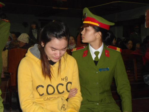 Tại phiên tòa xử lưu động ngày 13/1/2012, Linh cũng khẳng định, một mình Linh gây ra án mạng kinh hoàng này: “Vì chị Nhung kêu la to quá nên bị cáo đã dùng đục đâm liên tiếp 95 nhát. Khi chị Nhung đang còn rên rỉ thì bị cáo lấy 2 cái nhẫn, một chiếc bông tai và một điện thoại di động rồi về nhà rửa tay, giấu đục”, bị cáo khai trước tòa. (Ảnh Người lao động) 