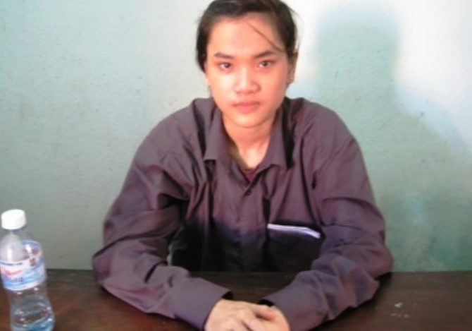 Linh khai, trước khi xảy ra vụ việc khoảng 1 tuần, Linh mua một sim điện thoại nhắn tin cho chị Nhung và xưng là một người bạn thân đã lâu không gặp - hẹn tại một quán cà phê. Sau khi gặp nhau, Linh chở chị Nhung lên vườn bạch đàn thuộc đồi 95, thôn Đại Nam 4, xã Đại Trạch. 