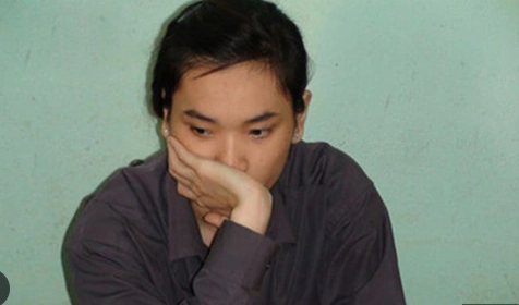 Hai người này từng có quan hệ yêu đương khi Linh còn học lớp 9. Tình cảm của Linh và Hùng chấm dứt khi có sự xuất hiện của chị Nhung. Luôn nghĩ chị Nhung đã cướp người yêu của mình, Linh ghen tuông và nhiều lần tìm đánh khiến chị này phải bỏ học từ giữa năm lớp 10. Sau khi chia tay, Linh sống buông thả rồi mang thai ngoài ý muốn, một mình phải vượt cạn trong khi chị Nhung và anh Hùng cưới nhau từ tháng 2/2011. 