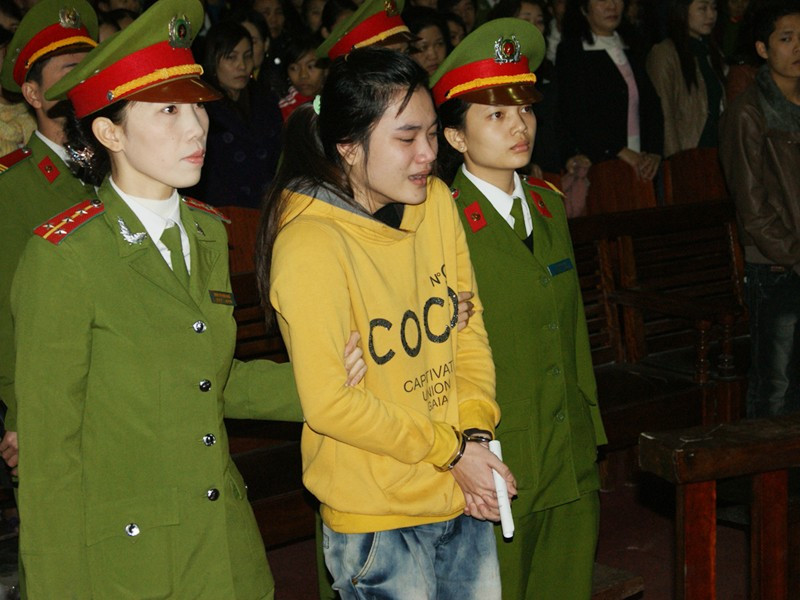 Sau khi xem xét các tình tiết của vụ án, TAND tỉnh Quảng Bình đã tuyên án tù chung thân đối với bị cáo Hồ Nhật Linh về tội “Giết người” và 7 năm tù tội “ Cướp tài sản”. (Ảnh: Tiền Phong) 