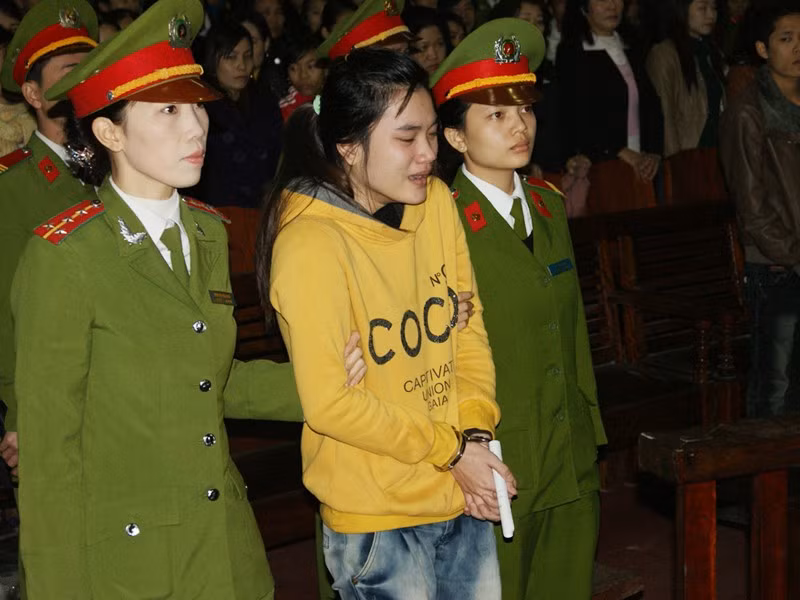 Sau khi xem xét các tình tiết của vụ án, TAND tỉnh Quảng Bình đã tuyên án tù chung thân đối với bị cáo Hồ Nhật Linh về tội “Giết người” và 7 năm tù tội “ Cướp tài sản”. (Ảnh: Tiền Phong) 