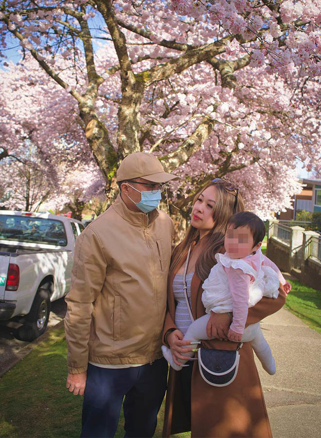 Anh Nghiêm cho hay: "Mình cảm giác như thời gian từ từ làm cho phai nhòa đi bớt. Rồi mọi người xung quanh động viên, rồi có con. Rồi COVID-19 làm cho ai cũng đeo khẩu trang, thành ra làm cho mình dễ hòa nhập với mọi người. Lúc đầu tiên ra ngoài đi dạo, có người nhìn, mình cảm giác tổn thương nhiều hơn. Rồi từ từ mình đeo khẩu trang nhiều hơn, xuất hiện ở ngoài nhiều hơn, thoải mái hơn, người ta sẽ ít nhìn hơn. Còn về sức khỏe thì mình cũng ráng đi bộ, ráng cho cái chân của mình hoạt động nhiều hơn". 