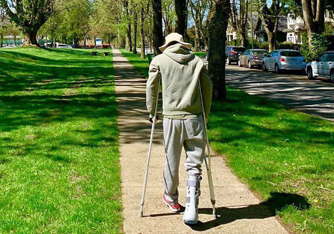 "Vì đứt gân và đứt dây chằng nên đi lại cũng cà nhắc nhưng từ từ mình thấy cũng đỡ nhiều. Có thể do mình còn trẻ nên sự hồi phục cũng tốt. Thực ra bây giờ mình làm nghề nail mà hiện tại mình chỉ nhìn được một mắt thôi. Và một mắt này cũng hơi loạn thị. Hiện tại mình chỉ ra phụ giúp mọi người coi ngó tiệm. Còn Tammy thì làm cho khách nhiều hơn. Mình cũng chờ để phẫu thuật giác mạc, hy vọng là có thể nhìn lại con mắt thứ hai", anh Nghiêm chia sẻ. 