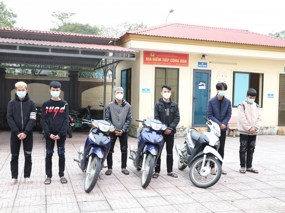 Trieu tap 6 thanh nien thao bien so, lang lach, boc dau xe quay clip