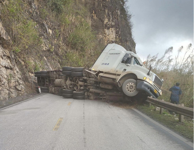 Hoa Binh: Xe dau keo lat nghieng chan ngang duong, gay un tac keo dai