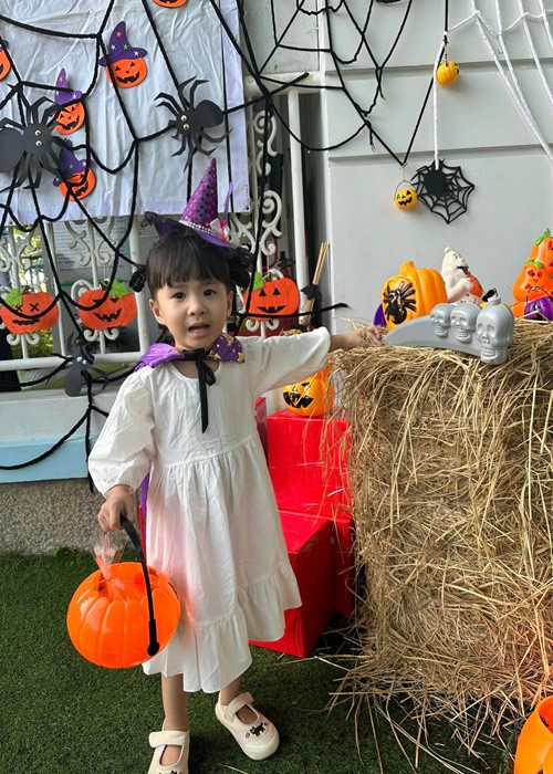 Bé Sol vui vẻ đón Halloween tại trường học.