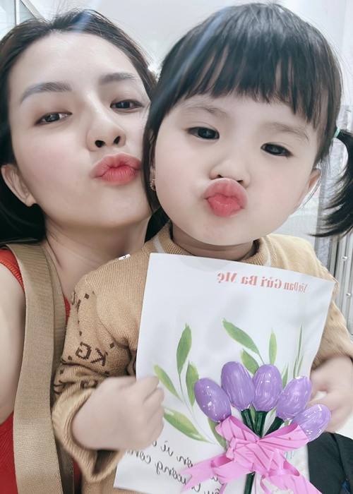 Thiên An thoải mái chia sẻ hình ảnh con gái trong khi Jack không có bất kỳ động thái nào liên quan đến ái nữ.